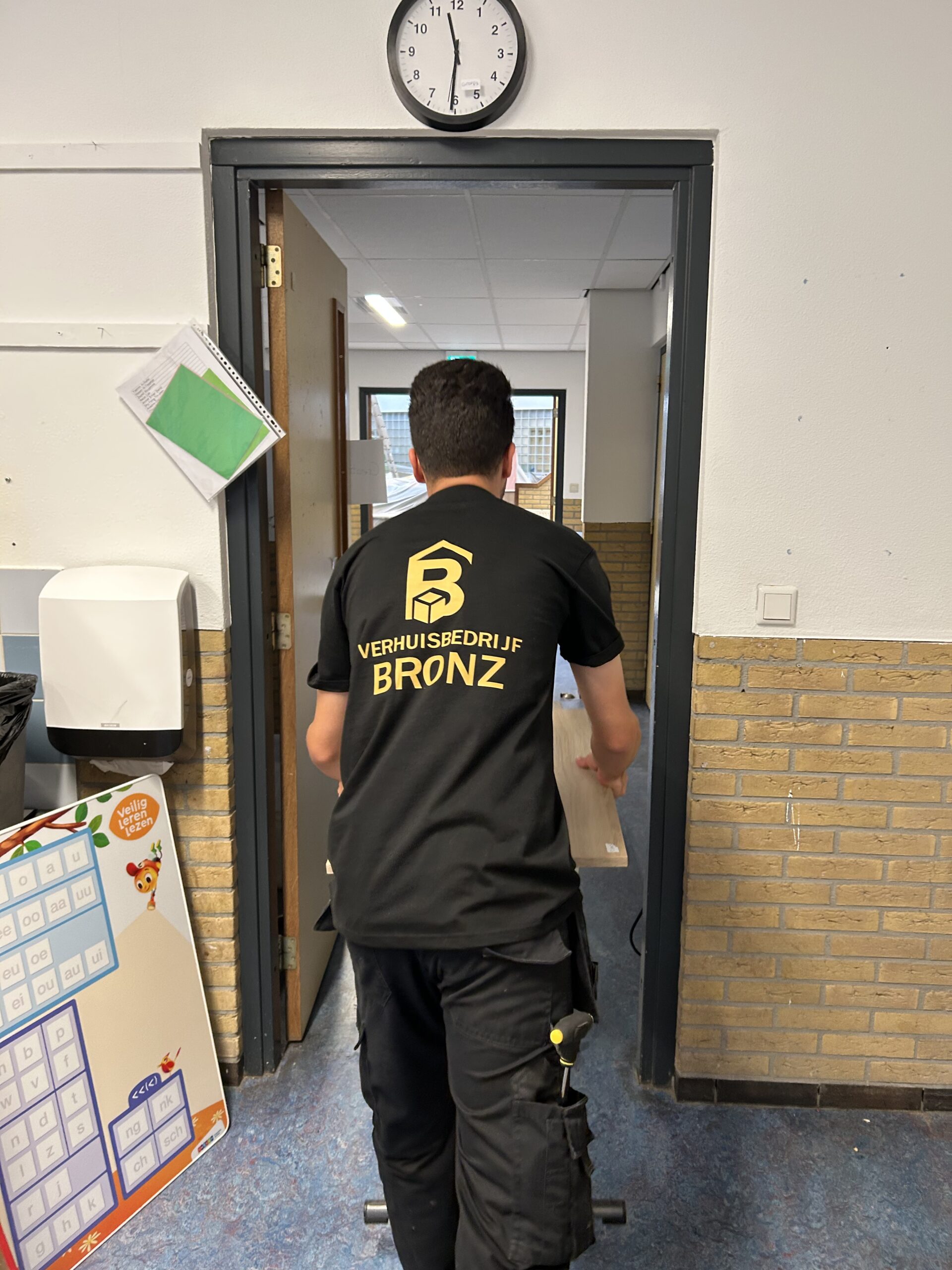 Kasten en bureaus verhuizen