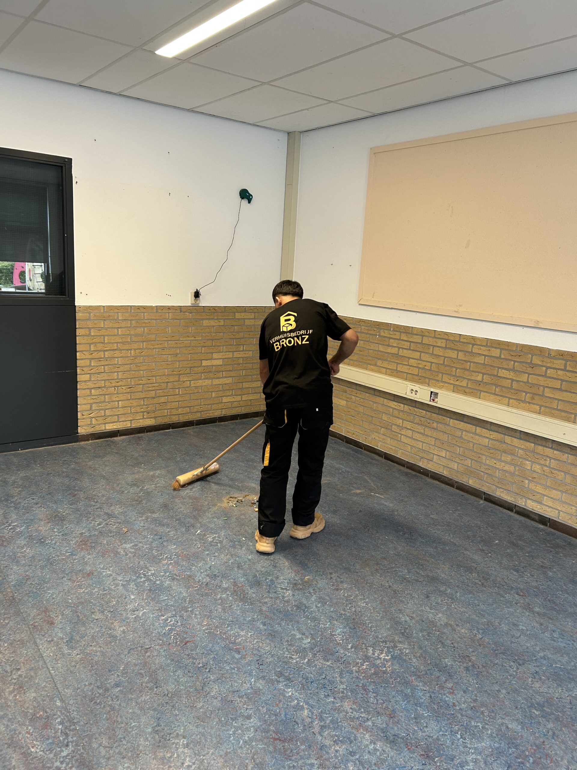 Tevreden team voor schoolgebouw